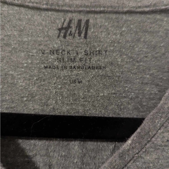 H&M Men’s V-Neck Tee (M) - Picture 3 of 3